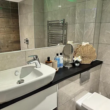 Centre - Modern 1br - Sleeps 3 Apartment Sheffield