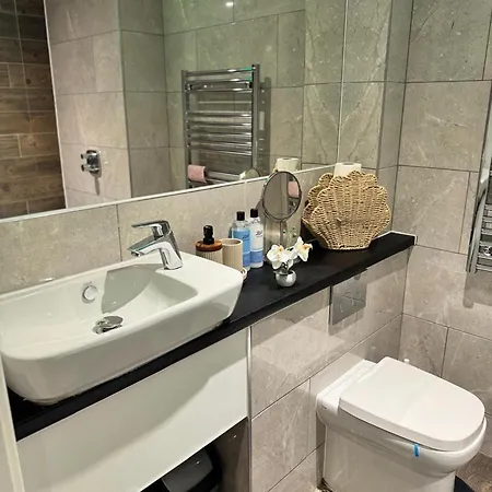 Centre - Modern 1br - Sleeps 3 *